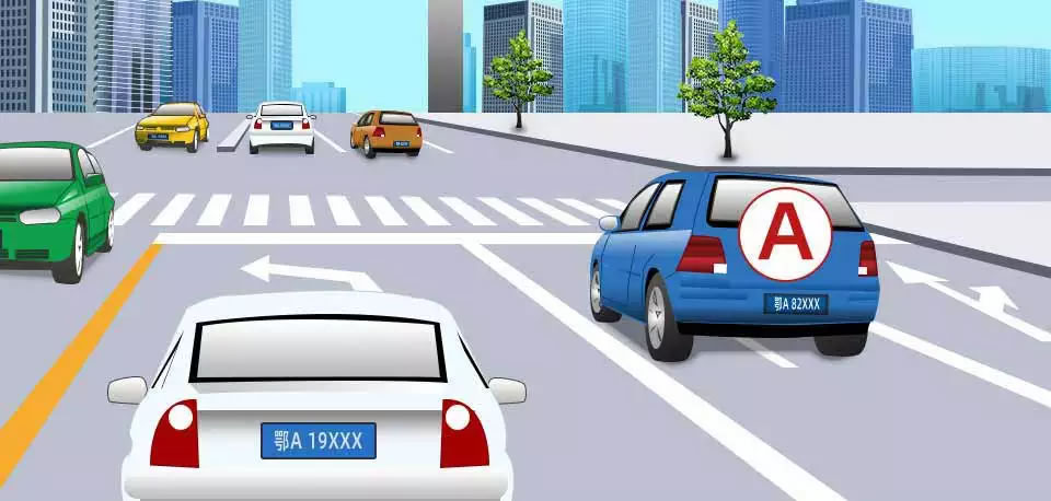 如图所示，A车若想左转，以下做法正确的是什么？