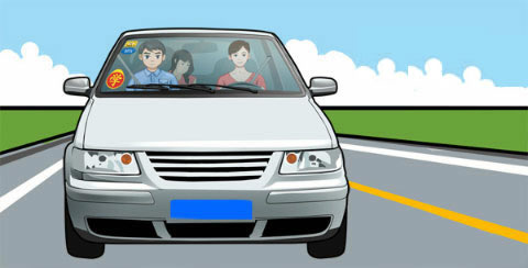 请判断图中上路学习驾驶的自学直考小客车有什么违法行为？