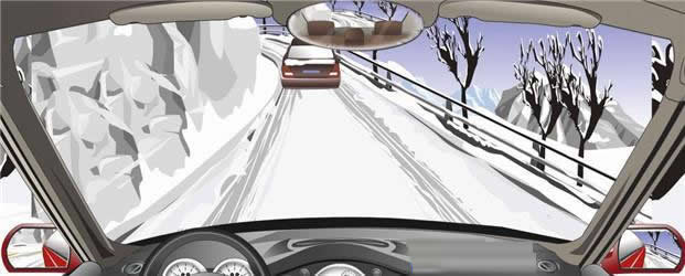 在山区冰雪道路上遇到这种前车正在上坡的情况如何处置？