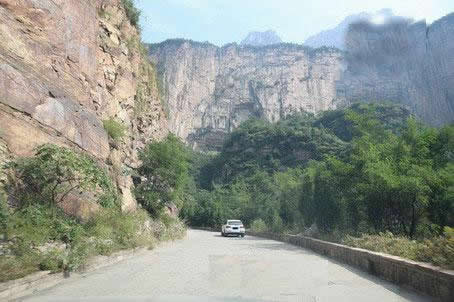 如图所示，驾驶机动车在这样的山区道路跟车行驶时，由于视线受阻，应预防前车突发情况和对向来车，适当减速加大跟车距离保证安全。