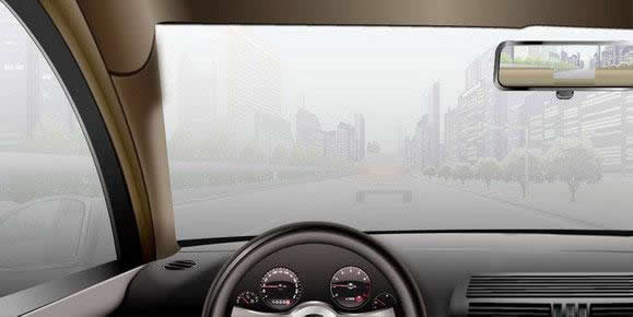 如图所示，雾天驾驶机动车行驶，旁边车道无车时，可变更车道，快速超越前车。