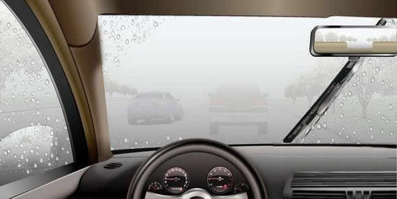 如图所示，雾天驾驶机动车行驶时，玻璃上出现因雾气形成的小水珠时，及时用雨刮器刮净。