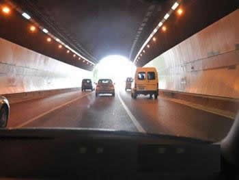 当驾驶人驶出隧道时，出现下图所示的“明适应”现象时，以下做法正确的是什么？