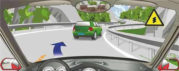 驾驶机动车在对向没有来车的情况下可以超车。