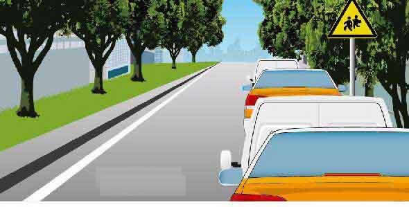 如图所示，驾驶机动车看到路边有这种标志时，表示前方接近学校区域，因此要提前减速注意观察。