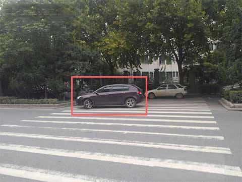 图中深色车辆在该地点临时停车是可以的。