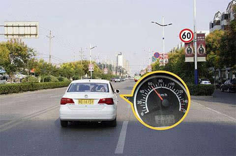 图中左侧白色轿车，在这种情况下为了保证安全，应适当降低车速。