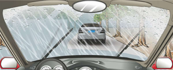 在这种雨天跟车行驶使用灯光，以下做法正确的是？